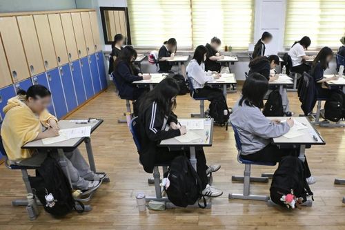 Giáo viên và phụ huynh Hàn Quốc bị bắt vì trộm đề thi