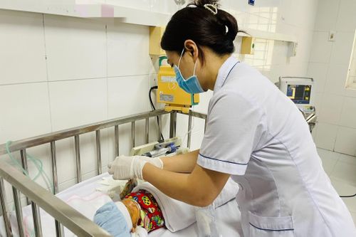 Bé sơ sinh nguy kịch vì gia đình dùng 'dao lam' trị bệnh