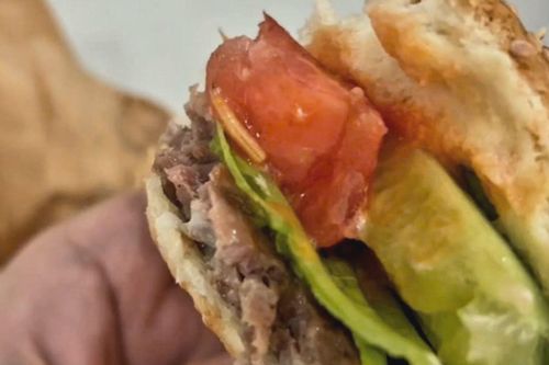 Dòi bò lúc nhúc trong chiếc bánh hamburger ở Đà Nẵng