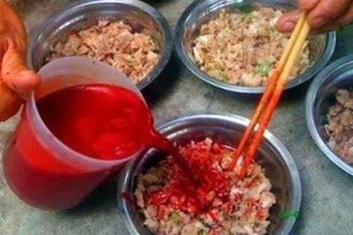 Hé lộ quán bán tiết canh, lòng lợn làm 2 người không qua khỏi