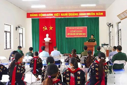 Lớp học đêm thắp hy vọng ở bản Dao
