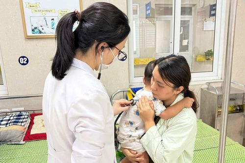 Cấp cứu kịp thời hai bệnh nhi ngộ độc khí thải trong ô tô