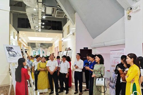 Khai mạc triển lãm ký họa 'Ký ức chiến trường khu V'