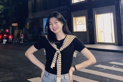 Phụ công xinh đẹp của đội tuyển bóng chuyền nữ Việt Nam khoe dáng khi thi đấu ở Trung Quốc