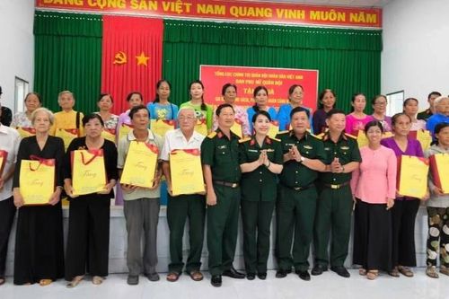 Tặng quà cho gia đình chính sách tại Vĩnh Long