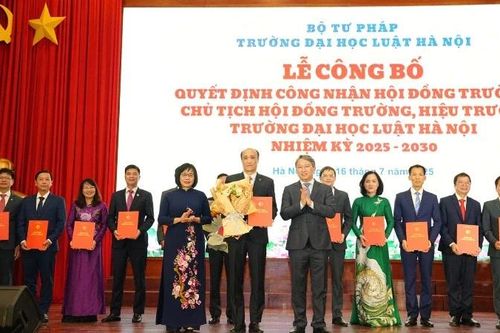 Phó Giáo sư, Tiến sĩ Tô Văn Hòa làm Hiệu trưởng Trường đại học Luật Hà Nội