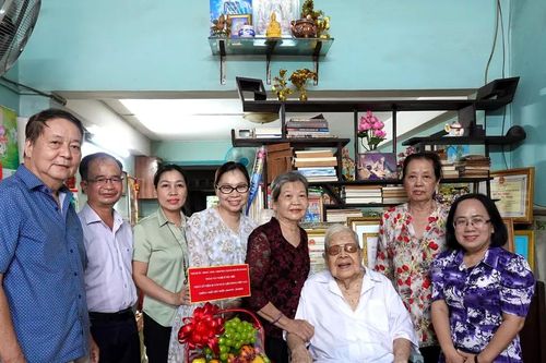Thăm và tặng quà văn nghệ sĩ tiêu biểu