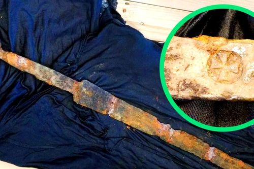 Câu cá vớt được thanh kiếm cổ nghìn năm, cần thủ giật mình