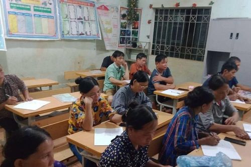 Sáng đèn lớp học bên sông