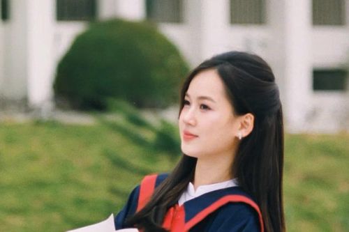 Vẻ đẹp trong trẻo của nữ thủ khoa khối A toàn quốc đến từ đất Tổ