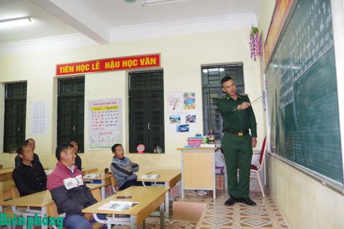 '3 bám, 4 cùng' với nhân dân khu vực biên giới