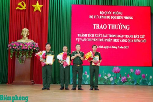 Trao thưởng tập thể, cá nhân có thành tích xuất sắc trong đấu tranh bắt giữ vụ vận chuyển 18kg vàng qua biên giới Tây Ninh