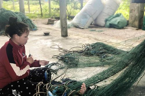 Nghề vá lưới ở Phú Vinh