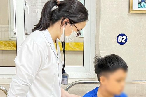 2 trẻ co giật, trợn mắt khi đang ngồi trên ô tô