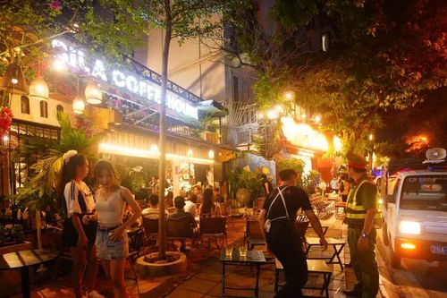 Công an dẹp nạn lấn chiếm vỉa hè ven hồ Tây