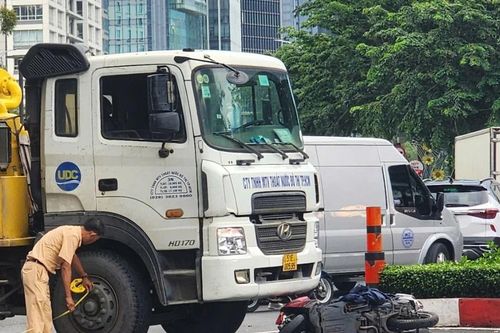 Xe bồn va chạm xe máy ở vòng xoay, một người tử vong