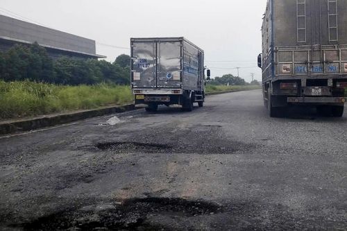 Cận cảnh con đường 'chực nuốt' xe máy ở Phú Thọ, sơ sẩy là gặp tai họa