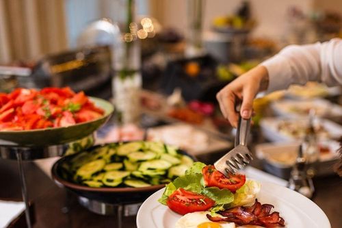 Du khách lấy đồ buffet của khách sạn để tiết kiệm tiền ăn trưa gây tranh cãi