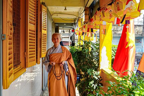 3 ni cô sống tách biệt trong ngôi chùa trên tầng 3 chung cư ở TPHCM