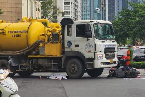 Xe bồn cán chết người phụ nữ ở vòng xoay Công trường Mê Linh