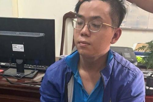 Tống đạt Quyết định khởi tố đối tượng sát hại nữ chủ quán cà phê, cướp tài sản