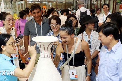 Gốm Chu Đậu góp phần quảng bá văn hóa Việt tại Kỳ họp ABAC 3