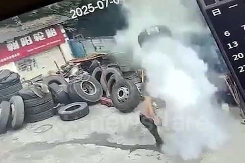 Lốp xe bất ngờ phát nổ kinh hoàng, người đàn ông thoát chết khó tin