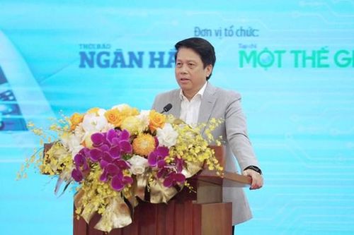 Từ phòng giao dịch đến dữ liệu số: Ngân hàng cần người 'hai trong một'
