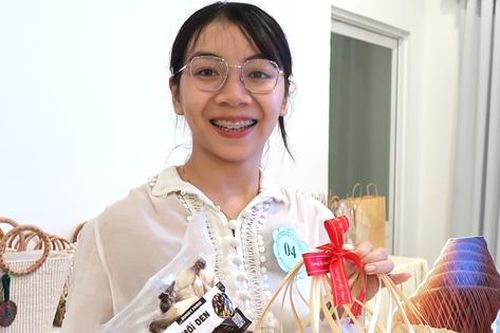 Cô gái Gen Z học cách trồng nấm mối đen để khởi nghiệp