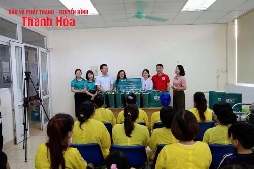 Trao quà cho trẻ em tại Bệnh viện Nhi Thanh Hóa