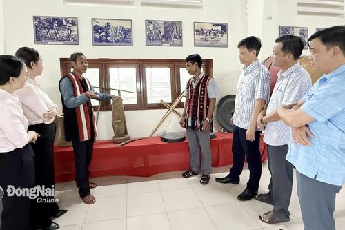 Đảng viên phải làm gương cho đồng bào