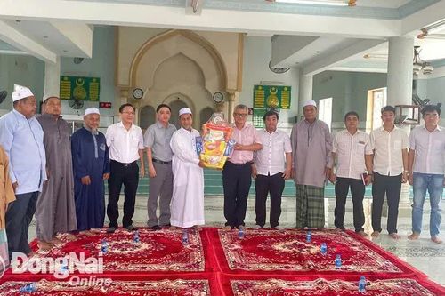 Lãnh đạo xã Xuân Hòa thăm và làm việc với các tổ chức tôn giáo