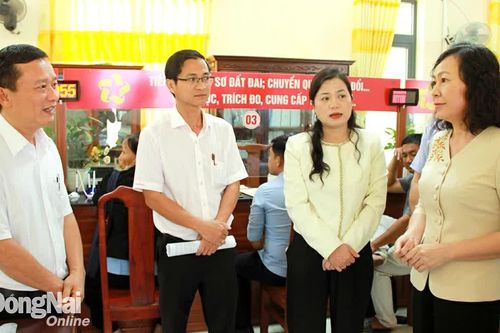 Phó bí thư Tỉnh ủy, Chủ tịch Ủy ban MTTQ Việt Nam tỉnh Huỳnh Thị Hằng làm việc với Đảng ủy xã Minh Đức và Đảng ủy xã Tân Khai