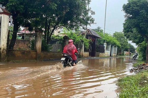 Dân khốn khổ vì đường ngập như… sông