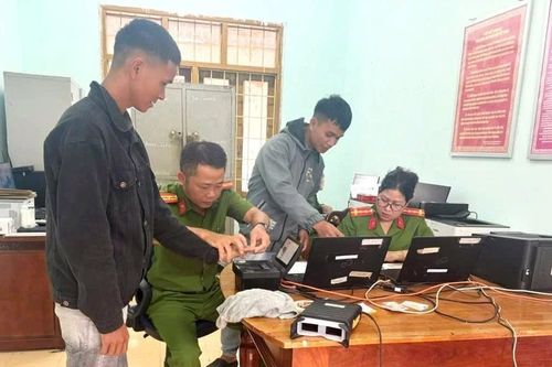 Công an Gia Lai hỗ trợ người dân thực hiện định danh điện tử