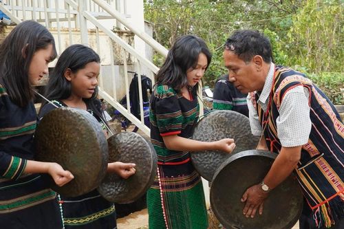 Trao truyền kỹ thuật diễn tấu chiêng cho thế hệ trẻ