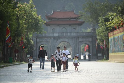 'Bố ơi mình đi đâu thế? 2025' khám phá Ninh Bình: Đưa con về với ký ức văn hóa dân tộc