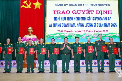 Trao quyết định nghỉ hưu, thăng quân hàm sĩ quan năm 2025