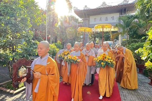 Phân ban Ni giới T.Ư thăm, cúng dường các trường hạ khu vực miền Trung