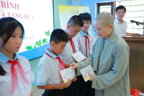 Trao học bổng cho học sinh và quà đến bà con có hoàn cảnh khó khăn tại Huế