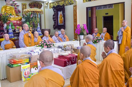 Ni trưởng Thích nữ Từ Nhẫn - Trưởng Phân ban Ni giới TP.HCM thăm 3 trường hạ Ni tại Thành phố