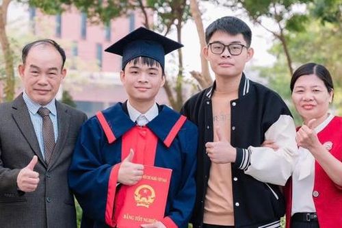Thủ khoa tuyệt đối khối A00 thần tượng Ronaldo, thường không học khuya