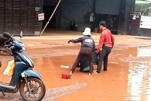 Đắk Lắk: Tuyến đường liên xã xuống cấp nghiêm trọng, người dân liên tục té ngã