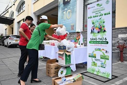SeABank tổ chức Ngày hội đổi rác lấy quà