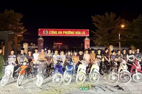 Triệu tập 33 thanh thiếu niên phóng xe lạng lách, ném vỏ chai làm vỡ kính ô tô