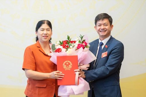 Tổng Thư ký Quốc hội, Chủ nhiệm Văn phòng Quốc hội Lê Quang Tùng trao quyết định nghỉ hưu đối với công chức