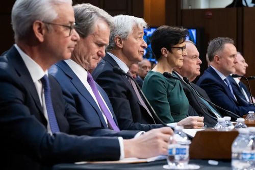 Các ngân hàng lớn đang 'cố quên' những bất ổn từ chính sách thuế quan của ông Trump