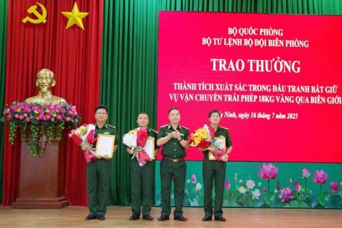 Khen thưởng các tập thể, cá nhân bắt vụ vận chuyển 18kg vàng