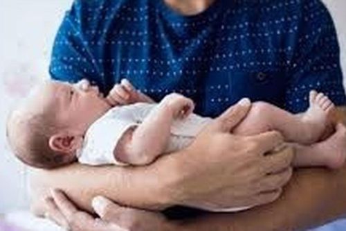 Ru con ngủ, bố vô tình khiến con 1 tuổi bị bại não suốt đời: Bác sĩ cảnh báo sai lầm nhiều cha mẹ mắc phải