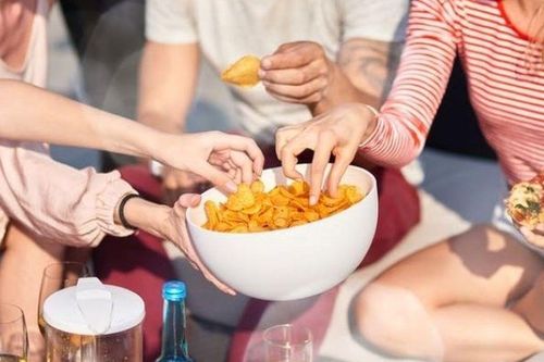 Cảnh báo: 3 món ăn vặt cực phổ biến, giới trẻ thích mê chẳng khác thuốc độc âm thầm phá hủy sức khỏe, hãy tránh ngay